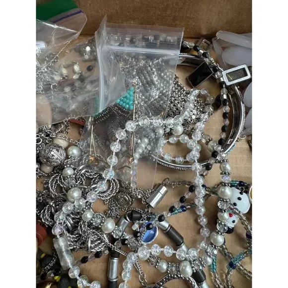 3lb jewelry mix. Craft. Wear. Resell. Vintage to now. - Picture 5 of 12